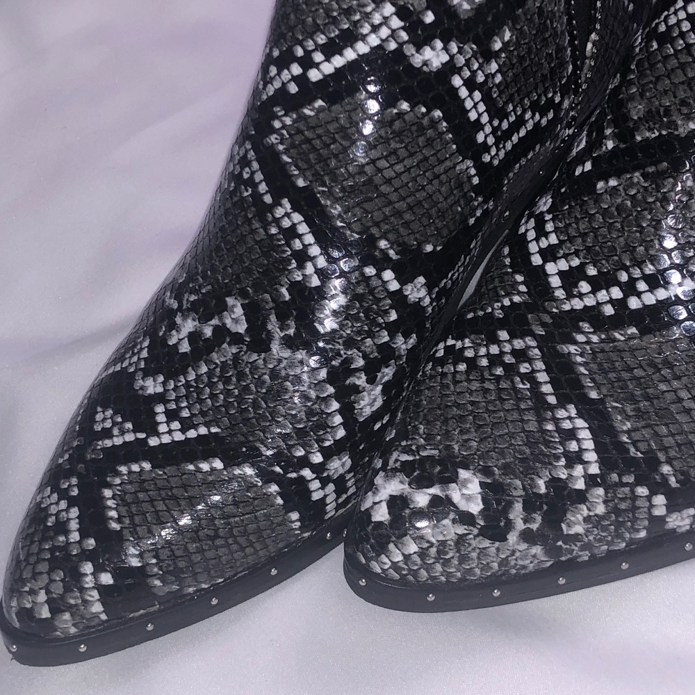 Bar III Boot’s snake pattern women mini boots - Picture 10 of 13